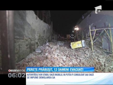În Suceava un perete s-a desprins dintr-o clădire locuită de 13 oameni şi s-a prăbuşit. Totul s-a întâmplat la doi paşi de câţiva copii