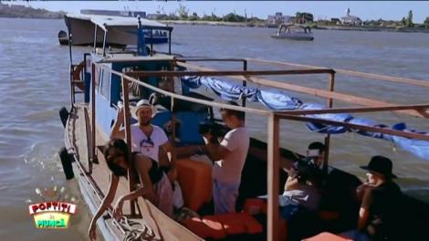 Toate pânzele sus! Gina, Margherita şi Cosmin au pierdut prima probă, aşa că pleacă în larg cu un catamaran “vintage”. ”Barca asta zici că-i afumătoare. Eu unde mă întind să stau la soare?"