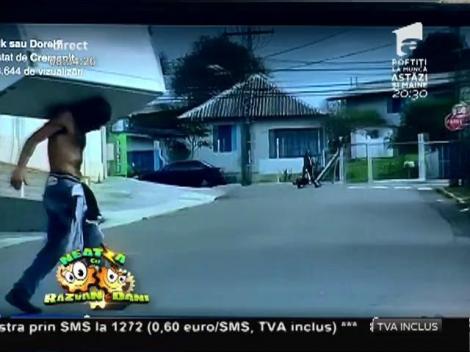 Smiley News: Cu frigiderul pe bicicletă