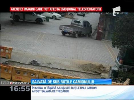 O tânără din China a fost salvată de sub roțile camionului