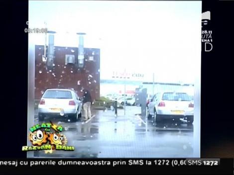 Smiley News: Şi-a încurcat maşina în parcare