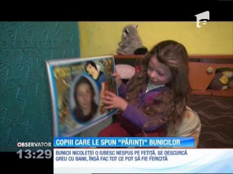 ”Nu e bunica, e mama!” În șase ani, Nicoleta și-a văzut familia de două ori. Buna cu basma și bunul cu o geantă de pastile îi sunt părinți