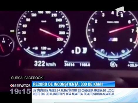S-a filmat în timp ce conducea noaptea, pe Autostrada Soarelui, cu aproape 330 de km/h!