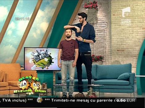 Poartă 50 la pantofi și are 2,15 metri înălțime, adică e mai mare decât Răzvan cu Dani în spate. Antonio e regele magiei