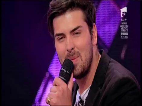 Liviu Vârciu, apariţie surpriză la X Factor. Nu, nu concurează, ci doar susţine. Alecu şi Răzvan cântă o variantă nemaiauzită a piesei “Don’t Stop the Music”