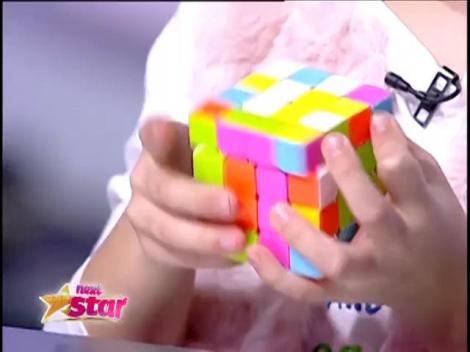 Ea este cel mai mic speed cubber din România! Nicoleta rezolvă cubul Rubik și alte puzzle-uri mecanice şi îl uimeşte pe CRBL: "Sunt şocat"