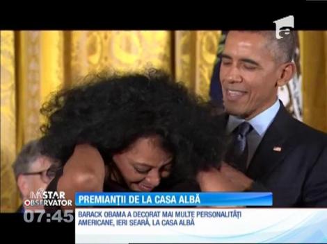 Barack Obama a medaliat 21 dintre cele mai mari personalităţi ale show-bizului american