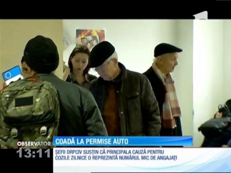 Oamenii stau la cozi interminabile pentru a-şi ridica permisul de conducere. Uneori fac asta câteva zile la rând