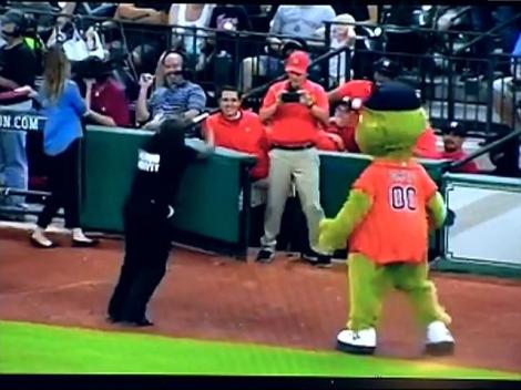 Smiley News: Cel mai tare steward dansator