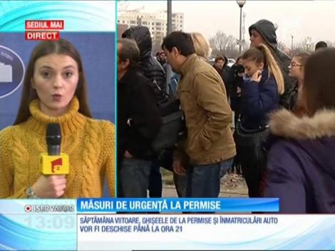 Zeci de oameni s-au aşezat la rând, cu noaptea-n cap, la Direcţia de permise şi înmatriculări auto din Pipera
