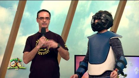 Demonstraţie de Stick Fight, cu Dani Oţil!