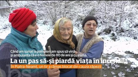 O bătrână, din judeţul Neamţ, a fost la un pas să-şi piardă viaţa într-un incendiu