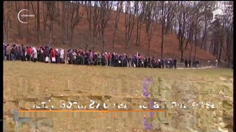 Mii de credincioşi merg zi de zi să se roage la mormântul lui Arsenie Boca