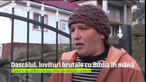 Un profesor de religie din Vrancea îşi loveşte elevii cu Biblia ]n m\n[