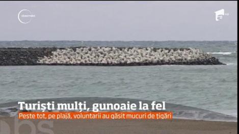 Turiştii lasă în urmă din ce în ce mai multe gunoaie pe plajă