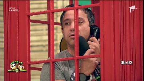 Aşa sigur nu i-ai mai văzut! Chefii Scărlătescu, Dumitrescu şi Bontea, înghesuiţi în cabina telefonică de la "Neatza": "Doamne, Dumnezeule!"