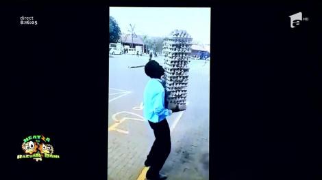 Smiley news: Cum să cari 25 de cartoane pline cu ouă