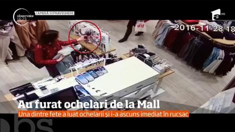Două tinere, filmate în timp ce furau dintr-un magazin