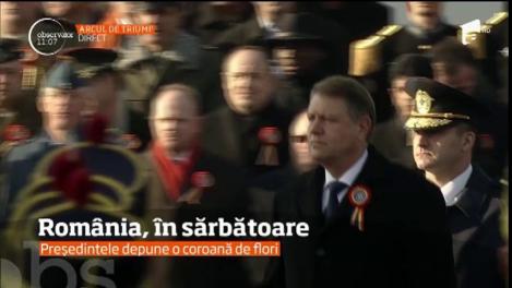 Parada a fost deschisă de intonarea imnului naţional! Preşedintele Klaus Iohannis a depus o coroană de flori!
