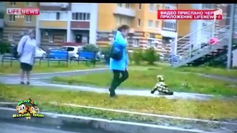 Smiley news: O bunică din Rusia se chinuie să-şi scoată nepotul dintr-o baltă