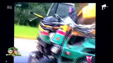 Smiley news: Cu camionul "decapotabil", pe autostradă