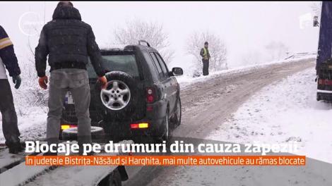 Blocaje pe mai multe drumuri din țară din cauza zăpezii