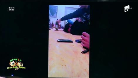 Smiley news: Cea mai tare farsă. Băgat sub masă cu ajutorul unui fierăstrău electric