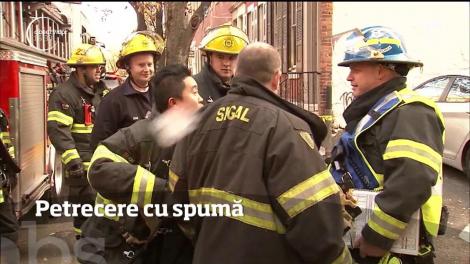 Petrecere cu spumă pe o stradă din oraşul american Philadephia