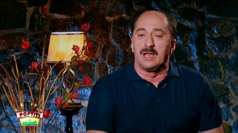 După muncă și răsplată! Cele două echipe se relaxează în barcă cu un pahar de șampanie în mână