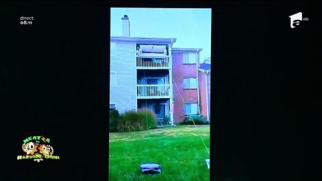 Smiley news: De luat în calcul. Iată cum au ales să coboare canapeaua de la balcon