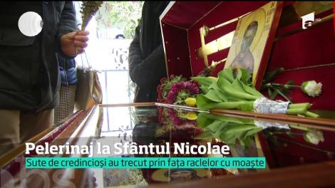 În centrul Capitalei, a fost pelerinaj. Sute de credincioşi au stat la coadă, în frig, pentru a se ruga la moaştele Sfântului Nicolae