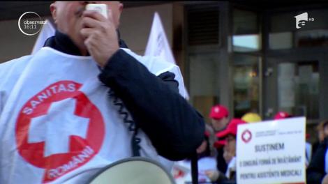 Sindicaliştii de la Sanitas o ţin din protest în protest! Astăzi s-au strâns în faţa Ministerului Sănătăţii