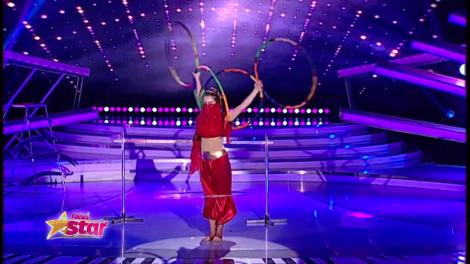 Cuțite și topoare, acrobație la înălțime și spectacol periculos cu foc! Loren i-a vrăjit pe toți cu un număr de circ cum n-ai mai văzut până acum!