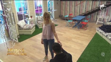 Ana-Maria îşi păzeşte proaspătul iubit de orice intrusă!