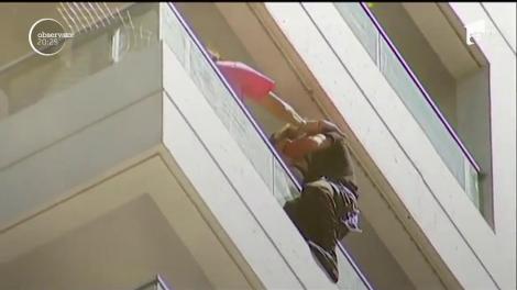 Un bebeluș a fost salvat dintr-un apartament în flăcări din Brisbane, Australia