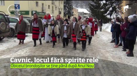 De aproape 300 de ani, brondoșii colindă Maramureșul