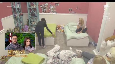 Concurenţii au profitat din plin de telefoanele câştigate de băieţi!