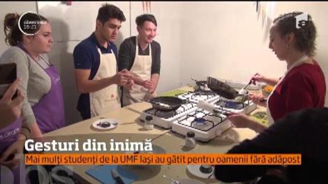 Mai mulţi studenţi de la UMF Iaşi au gătit pentru oamenii fără adăpost