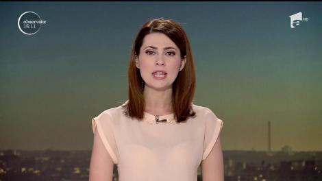 Mai multe maşini au fost afectate după ce acoperişul unui bloc s-a prăbuşit