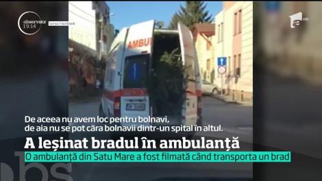 O ambulanţă din Satu Mare, filmată când transporta un brad de Crăciun