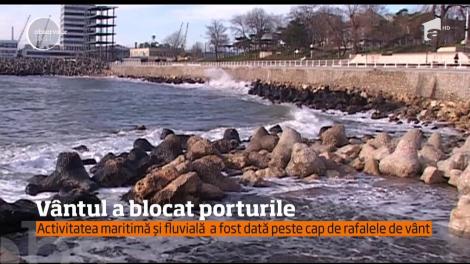 Vremea rea a dat peste cap şi activitatea din porturile Constanţa şi Mangalia!