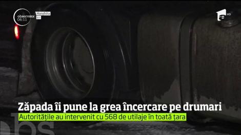 Odată cu zăpada, s-a aşternut şi haosul pe şosele. În judeţul Olt, un microbuz plin cu elevi a ajuns în şanţ