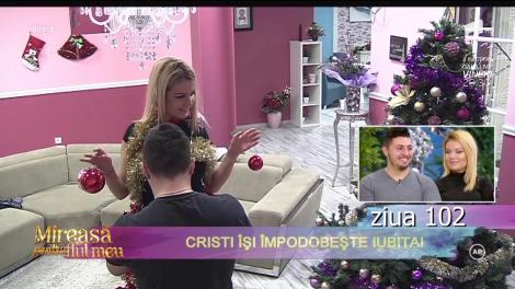Cristi şi-a împodobit iubita de Crăciun