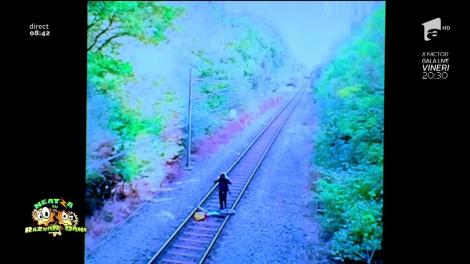 Smiley News: Salvat în ultimul moment, din fața trenului