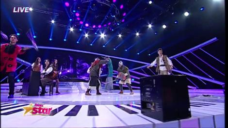 Combinație de sunete, mișcări scenice, ce mai, spectacol total! Doamne, cum cântă la vioară Lucas Kohl! Și nu oricum, ci pe monociclu! „Ne simțim ca la curtea regelui!