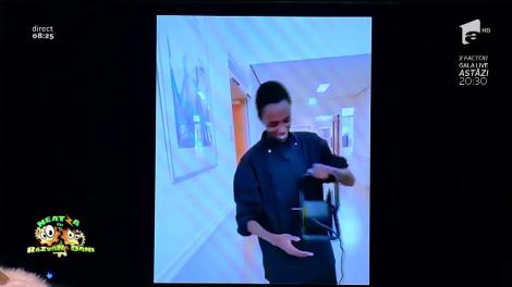 Smiley News: Cum încearcă Dorel să strângă cu calbu de curent