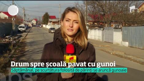 Se duc la şcoală pe un drum pavat cu gunoaie. Este drama unor familii din comuna Glina