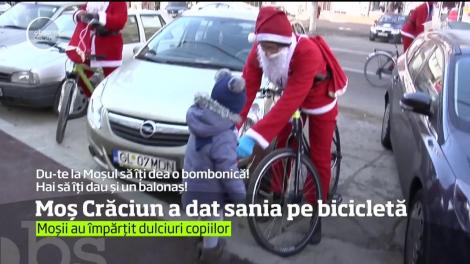 O sută de Moşi Crăciuni au întors privirile pe străzile din Galaţi