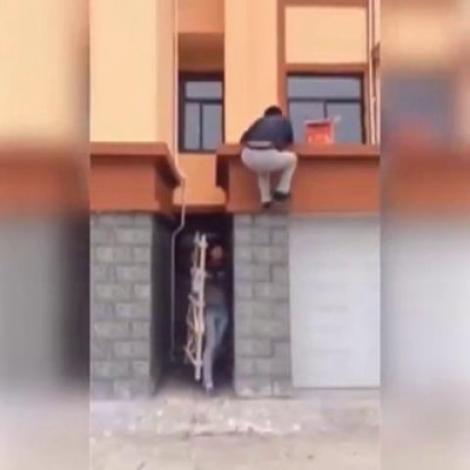 Nelipsitul Dorel, din nou în acțiune! E mai ceva ca Batman, doamnelor și domnilor!  De acord ?Scăriță, stai, stai! 