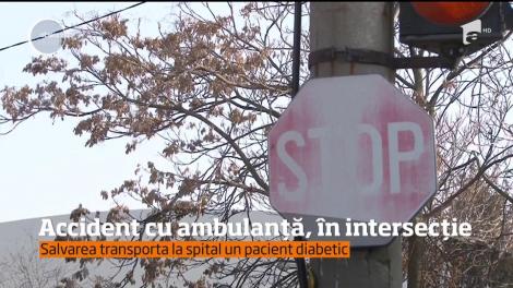 Accident grav cu ambulanța, în intersecţie